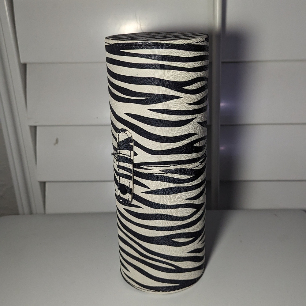 Makeup brush case